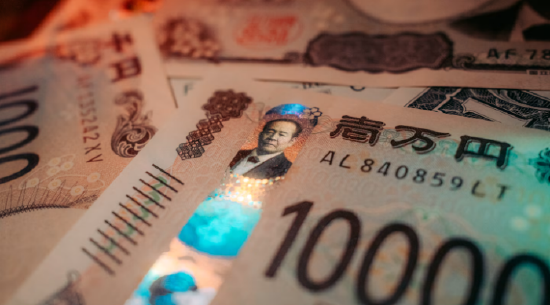 日元飙升至六个月高位	，交易员密切留意干预信号